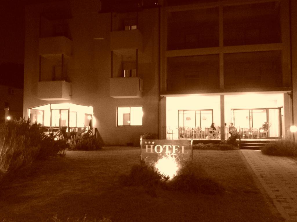 מרינה די ביבונה Hotel Flora מראה חיצוני תמונה